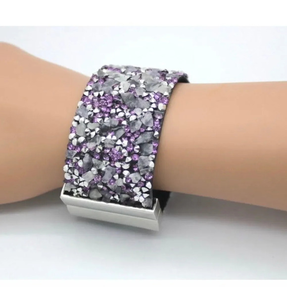 VQ Rhinestones Bracelet - Picture 2 of 3